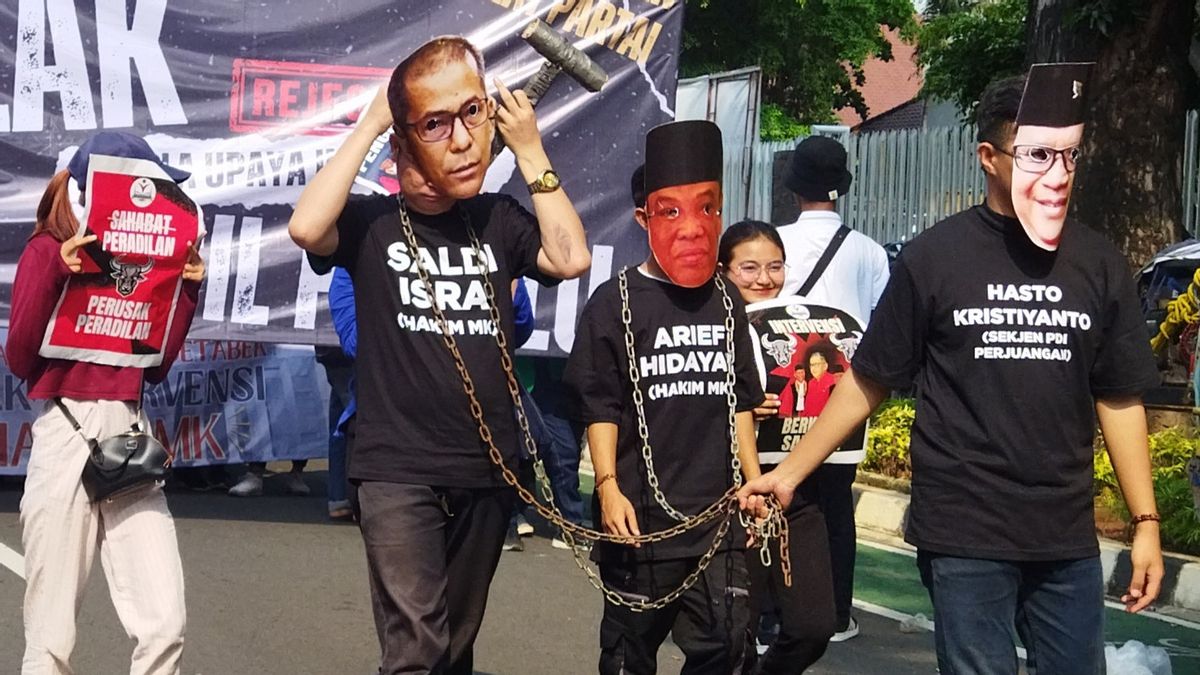 Aksi Demo di Patung Kuda Monas Diwarnai Aksi Teatrikal, Topeng Wajah Sekjen PDIP Seret 2 Hakim MK