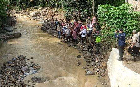 Gerak Cepat Mensos Risma, Susuri Sungai Beri Bantuan dan Santunan ke Warga Terdampak Longsor Deli Serdang