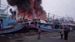 Polisi dan TNI AL Evakuasi Kapal Terbakar di Tegal