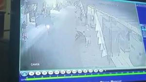 Pencurian Bermodus Atribut Ojol Terekam CCTV, Warga Dibuat Resah