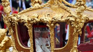 Le roi Charles III prie dans l'église pour commémorer la mort de sa mère