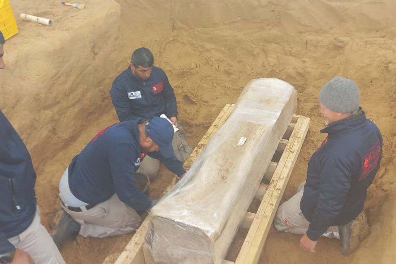 考古学者がガザ地区の古代埋葬地でローマの遺物石棺を発見