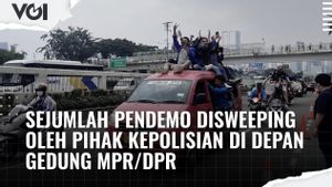 VIDEO: Sejumlah Pendemo Di-sweeping Pihak Kepolisian di Depan Gedung MPR/DPR