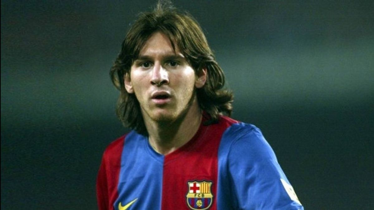 Jeune Lionel Messi Qui Semble Penser à Riquelme Comme Jésus 