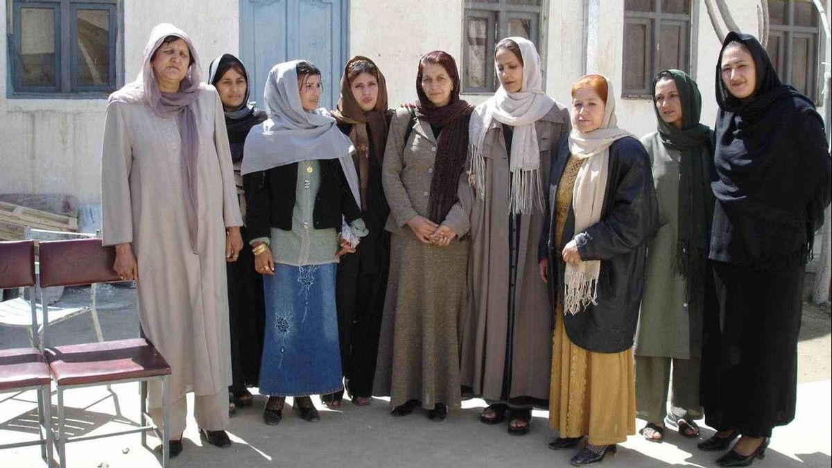 Taliban Quit Nearly 500 Girls' Kindergarten Teachers