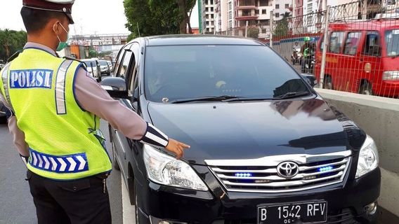 Not Just To Ticket Person Who Open The Ambulance Road, Police Also Need To Take Action On Cars That Strobe Recklessly