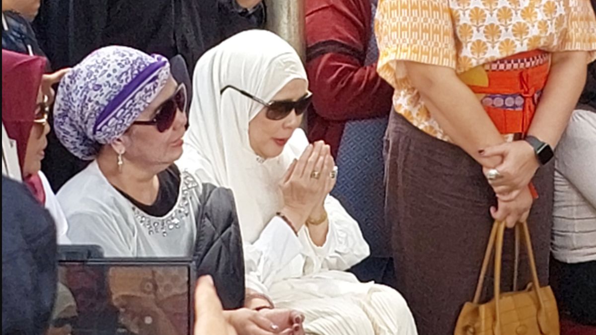 レイ・サヘタピー墓地に出席したデウィ・ユルは、多くを語ることに消極的でした