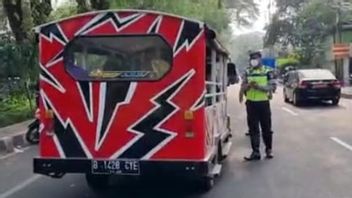 在运送乘客时，Odong-odong汽车在Tangerang Kena Razia