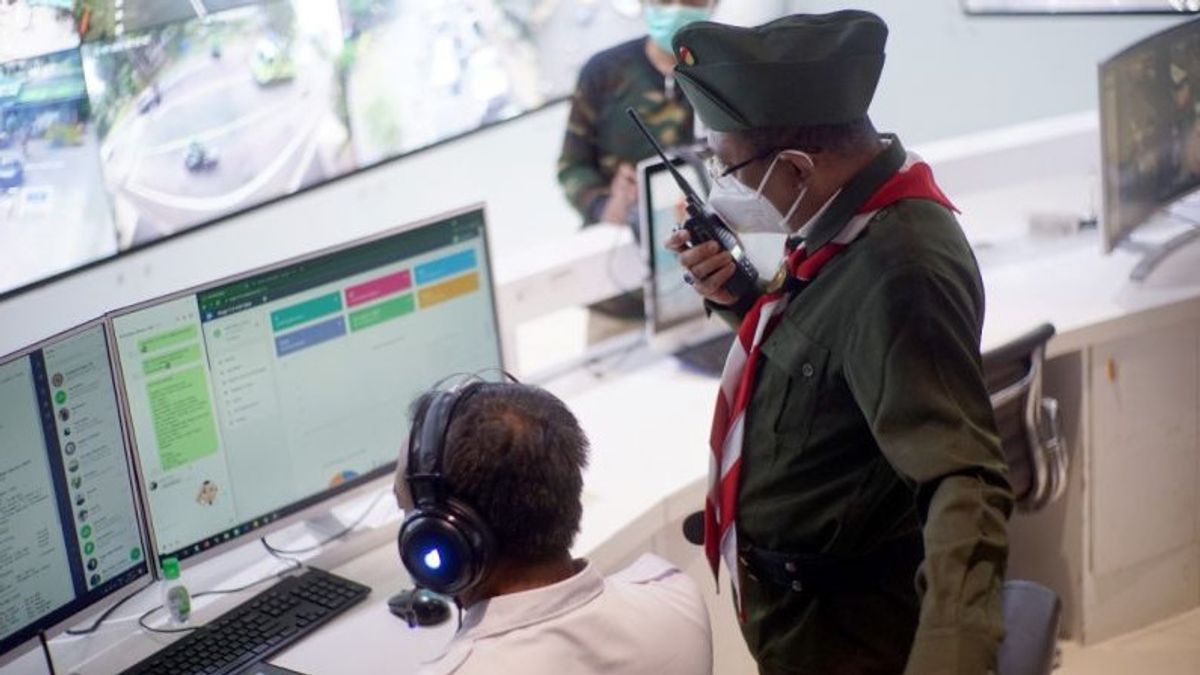 ‘Surya Dua Monitor', Saat Wawali Surabaya Pantau Ketinggian Air lewat Command Center 112