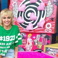 Miley Cyrus Suarakan Dukungan kepada Britney Spears di Super Bowl LV