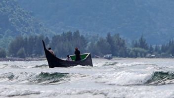 باندا آتشيه - تم إنقاذ 2 من الصيادين الذين ضحوا بالقارب المستدير في باندا آتشيه