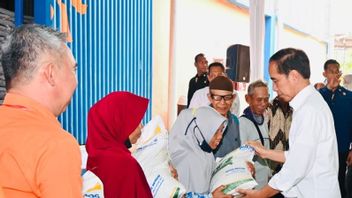 佐科威总统为卡拉旺居民提供粮食援助