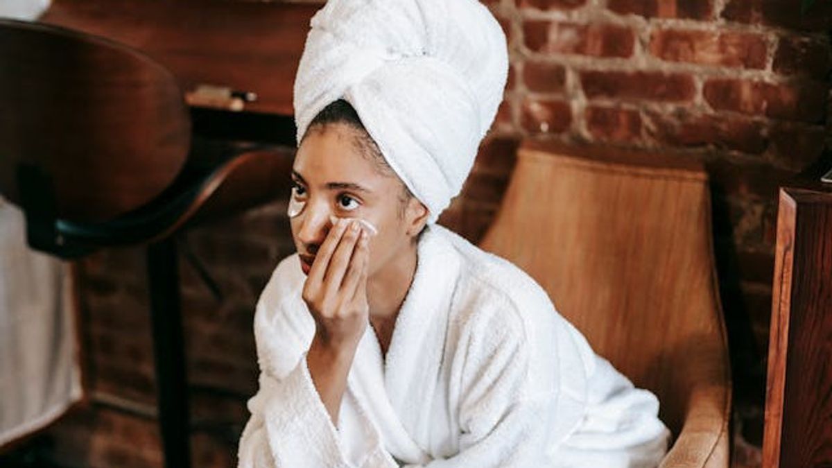 Tips For Using Retinol On Dry Skin, Sandwich System Is Key