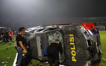 Ricuh Suporter di Kanjuruhan Malang, 13 Kendaraan Polisi Dibakar dan Dirusak, Begini Kronologinya