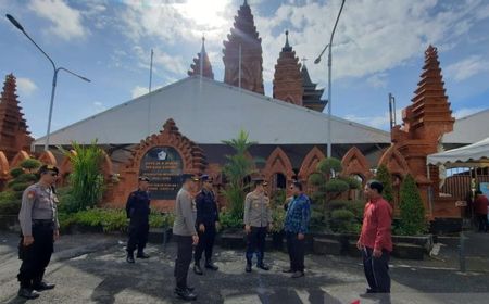 Brimob Polda Bali Sterilkan Gereja di Denpasar-Badung saat Jumat Agung