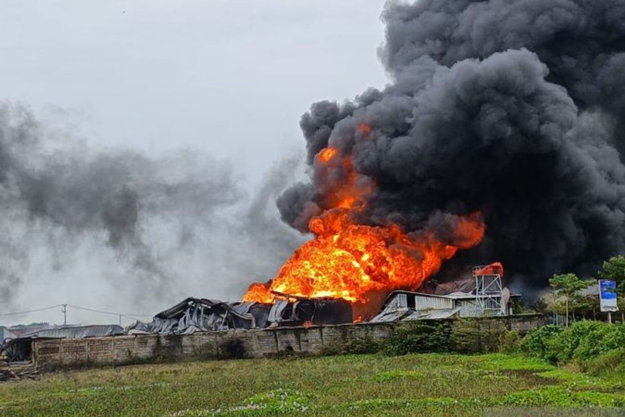 Damkar Cirebon Kerahkan Seluruh Armada Padamkan Kebakaran Pabrik Kasur