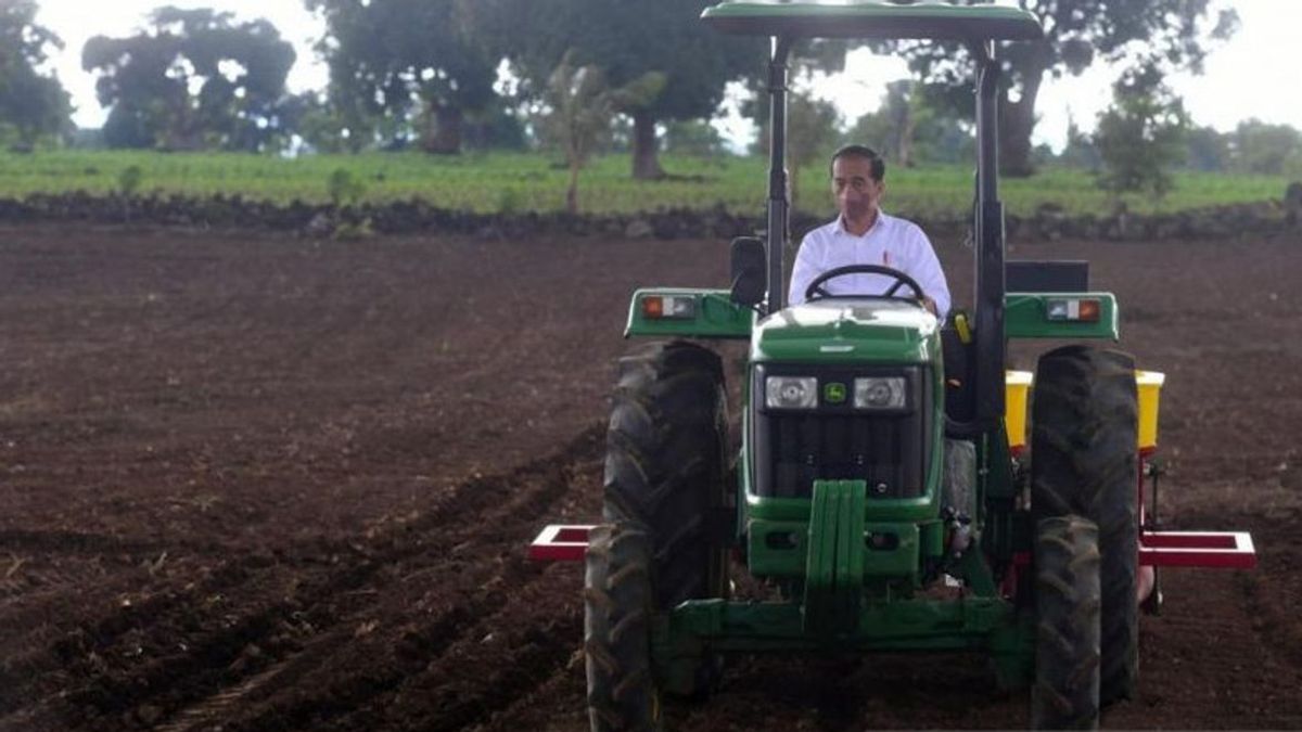  VIDEO: Aksi Jokowi Kendarai Traktor di Jeneponto 