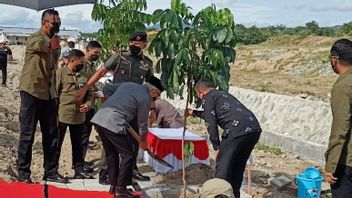At The Huntap Palu Development Site, Vice President Ma'ruf Lands Mahogany Trees