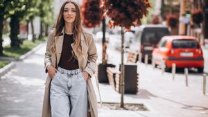 7 Inspirasi Outfit Baggy Jeans, Cocok Dipadukan dengan Blazer hingga Crop Top