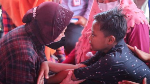 When Risma Entertains Refugees In Semeru's Children