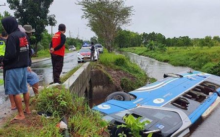 Jalan Licin dan Sopir Ngantuk, Bus DAMRI di Kalimantan Masuk ke Sungai, Satu Orang Meninggal Dunia