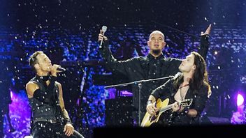 Rain Colors GBK When Song More Than Words Was Performed By Ahmad Dhani And Gary Cherone At The DEWA19 Featuring All Stars 2.0 Concert