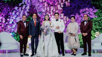 جوكوي يحضر حفل زفاف ماهاليني-رزقي فيبيان، مستخدمو الإنترنت يشككون في محتويات المنصة