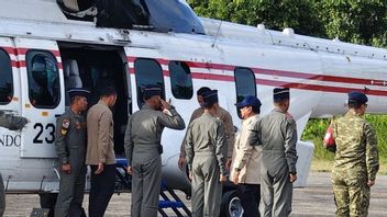 Prabowo Gunakan Helikopter Tinjau Korban Bencana di Padang Pariaman, dan Tanah Datar