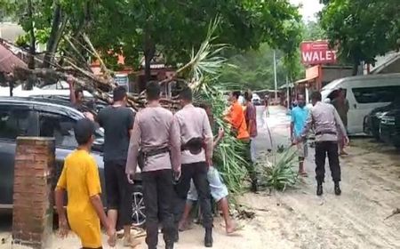 2 Mobil Wisatawan Hingga Atap Gazebo di Pantai Gunungkidul Rusak Disapu Hujan dan Angin Kencang