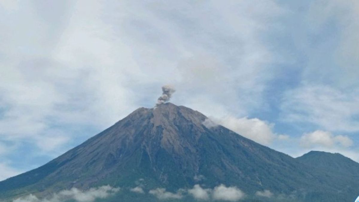 Gunung Semeru Tiga Kali Erupsi Lontarkan Abu Vulkanik