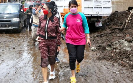 Lipat Celana, Krisdayanti Lewati Jalan Becek untuk Beri Bantuan Korban Banjir di Malang