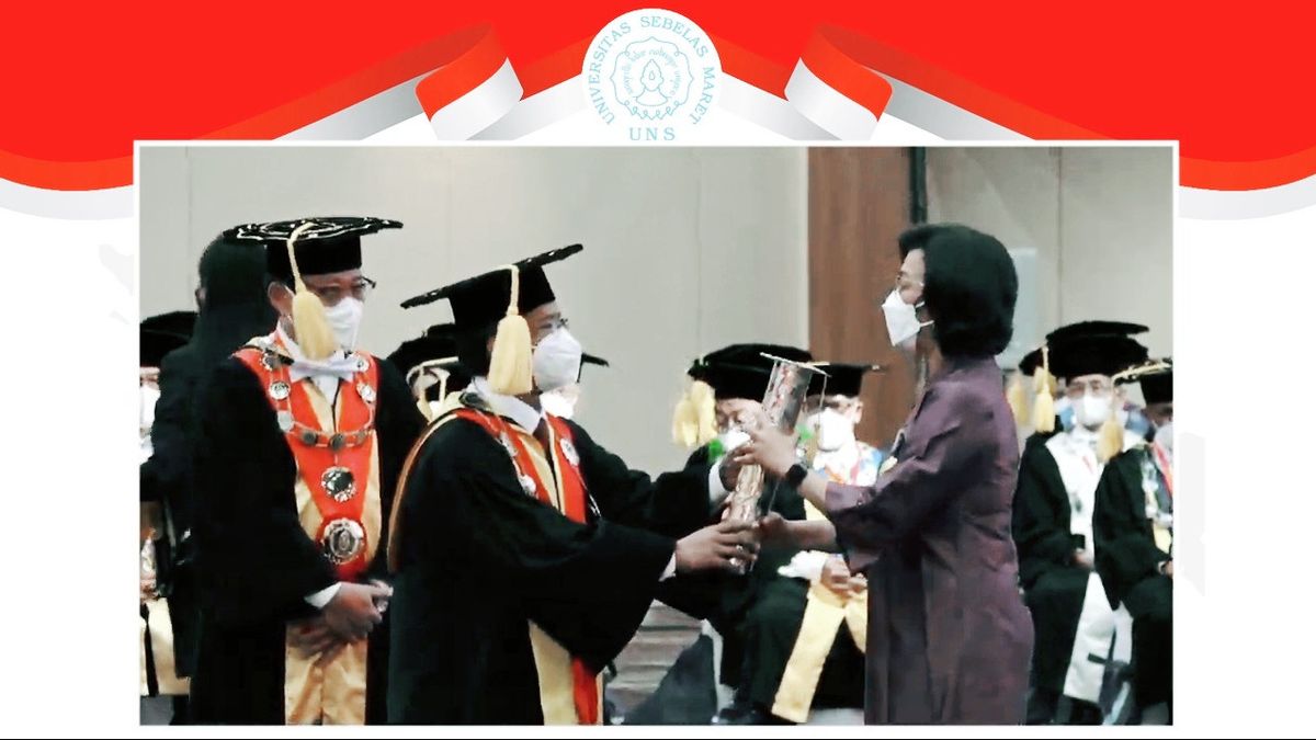 In Front Of Jokowi, Sri Mulyani Wins Parasamsya Award Anugeraha Dharma Bhakti Upa Bhaksana From UNS