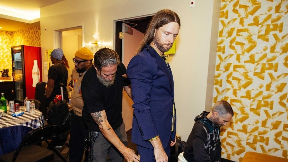 Maroon 5 离开模拟，从体育场舞台开始的音乐会音频新时代
