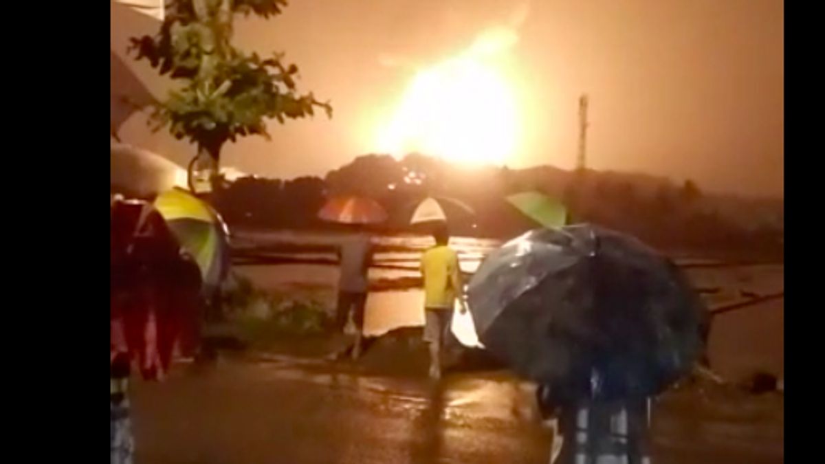 佩塔米纳疏散中爪哇西拉卡普炼油厂火灾现场周围的居民 