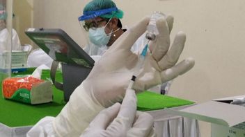 Puluhan Nakes di Surabaya Disuntik Vaksin Moderna, Efek Sampingnya Alami Badan Panas