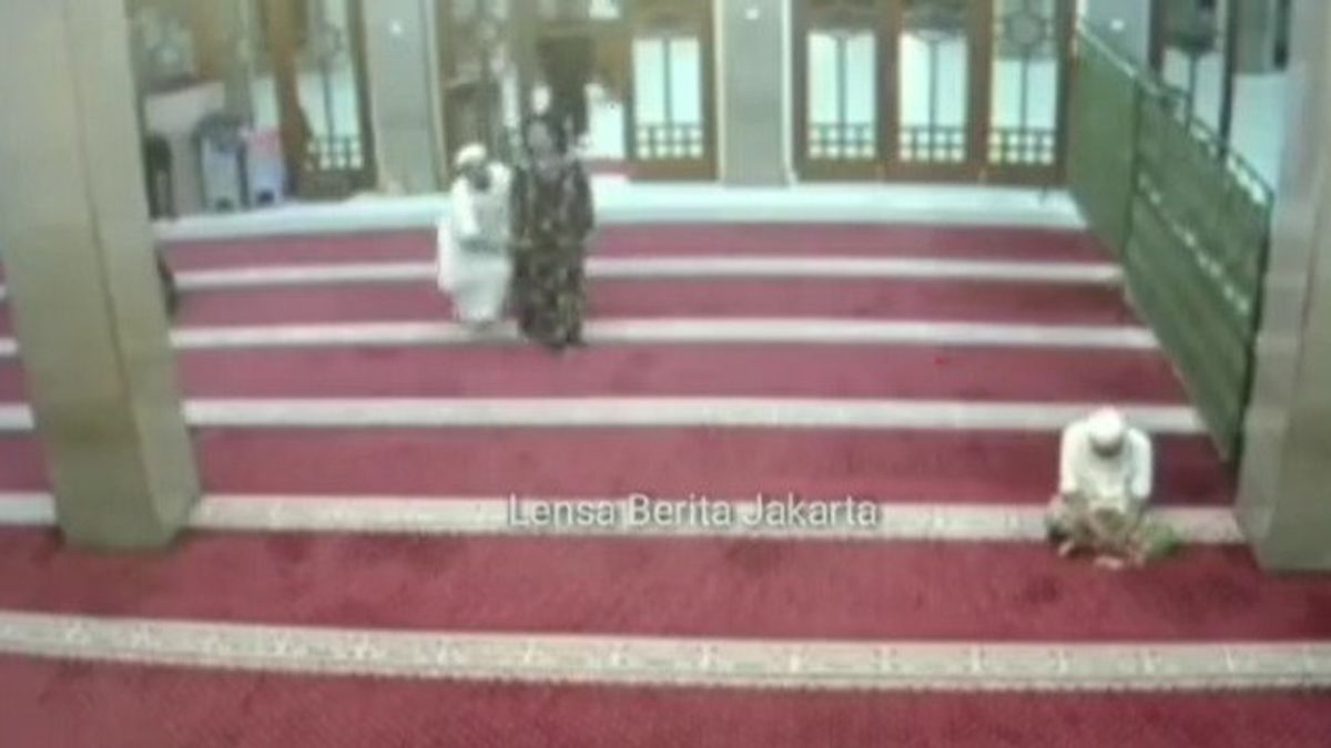 Horror! A Woman At A South Jakarta Pesanggrahan Enters The Mosque While Carrying A Knife, Police: People With Mental Disorders
