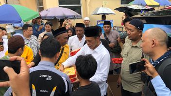 After Distributing Free Lunch, Jaro Ade Visits The Tomb Of The Former Chairman Of The Bogor Regency DPRD