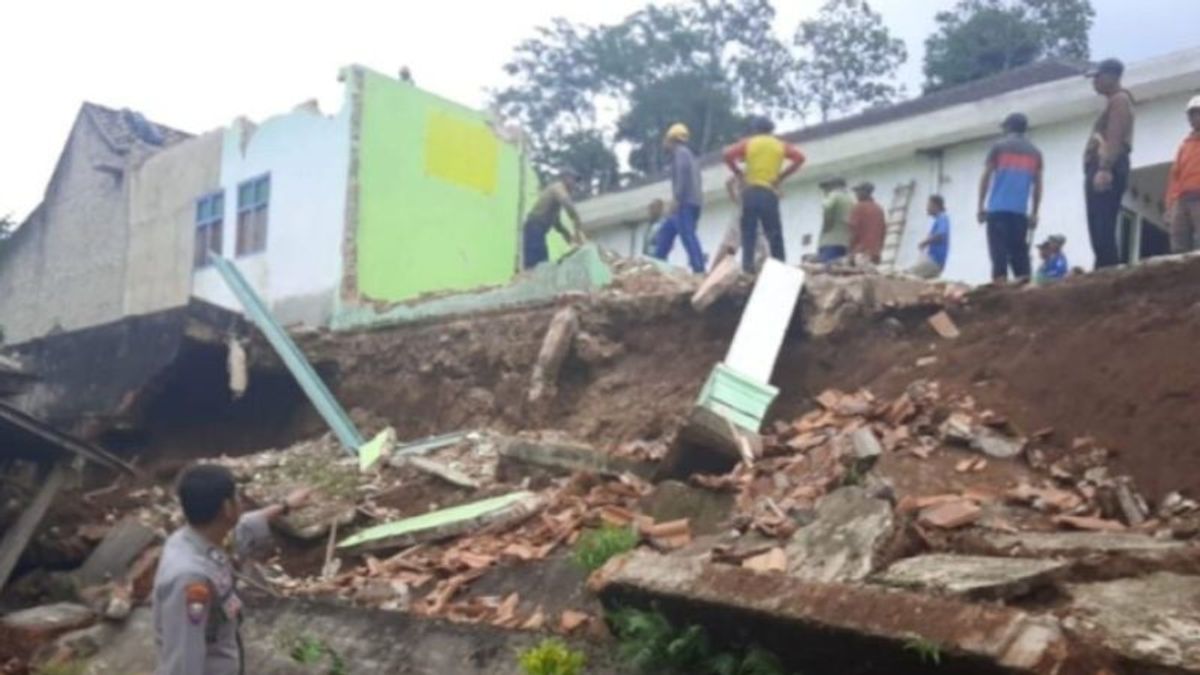 Worried That The Remaining Building Will Hazard Residents, Victims Of The Lampung Earthquake Ask Officers To Flatten Their Houses