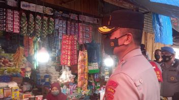 رئيس شرطة سولاويزي المركزي يشرف مباشرة على بيع زيت الطهي في الأسواق التقليدية