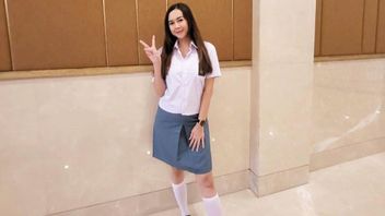 Gaya Aura Kasih Saat Pakai Seragam SMA, Bikin Warganet Anti Libur