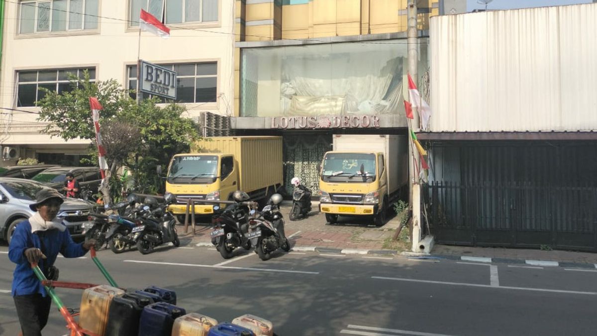 Goods Lift Falls From 4th Floor, 1 Gordein Store Employee Dies, 1 Other Critically