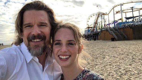 Ethan Hawke Sutradarai Video Musik Putrinya, Maya