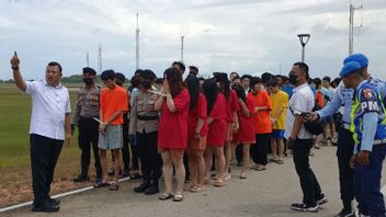 警察がバタム島で恋人詐欺の疑いで153人の中国市民を家に送る
