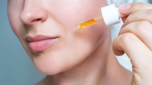 Waktu Terbaik Menggunakan Serum Vitamin C, Menurut Dokter Kulit