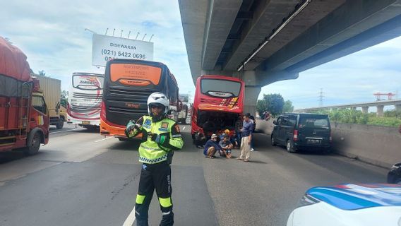 巴士引擎中断的影响，KM 37雅加达 - 奇坎佩克收费公路被堵塞2公里