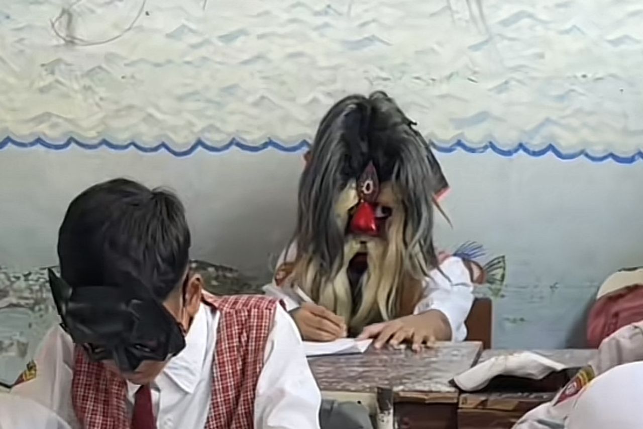 Évitant les habitudes de menyontek, ce professeur de l’école primaire a demandé à ses élèves de porter un masque lors des examens