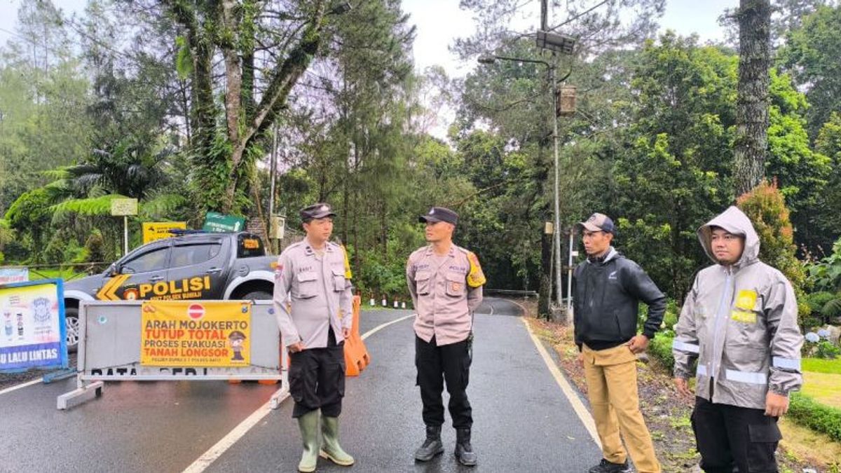 Polisi Tutup Jalur Akses Batu-Mojokerto via Cangar Akibat Longsor