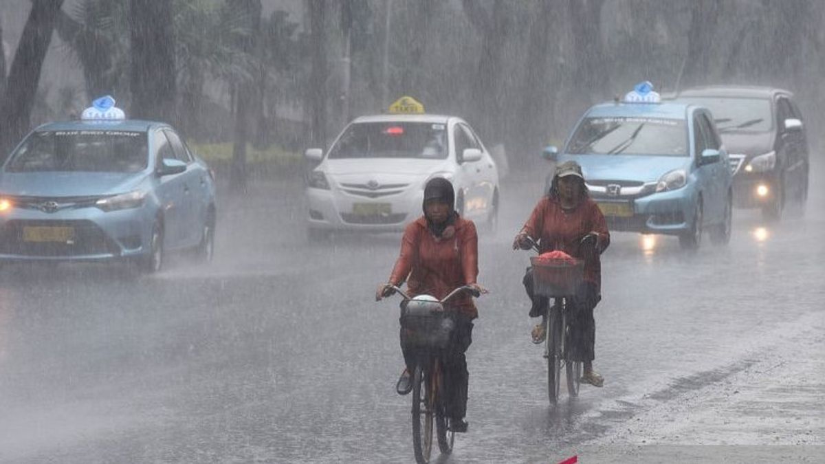 Cuaca Kamis 23 November, Jakarta Hujan Ringan Siang hingga Malam