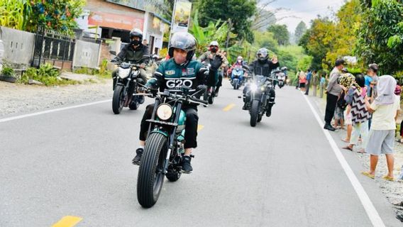 منتوبا إلى بارابات، الرئيس جوكوي يركب دراجة نارية