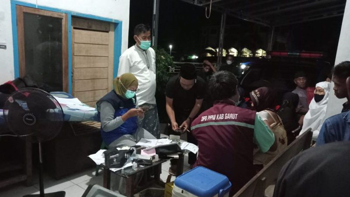 Garut Health Office Continues To Boost COVID-19 Vaccinations, Injected After Tarawih Prayers